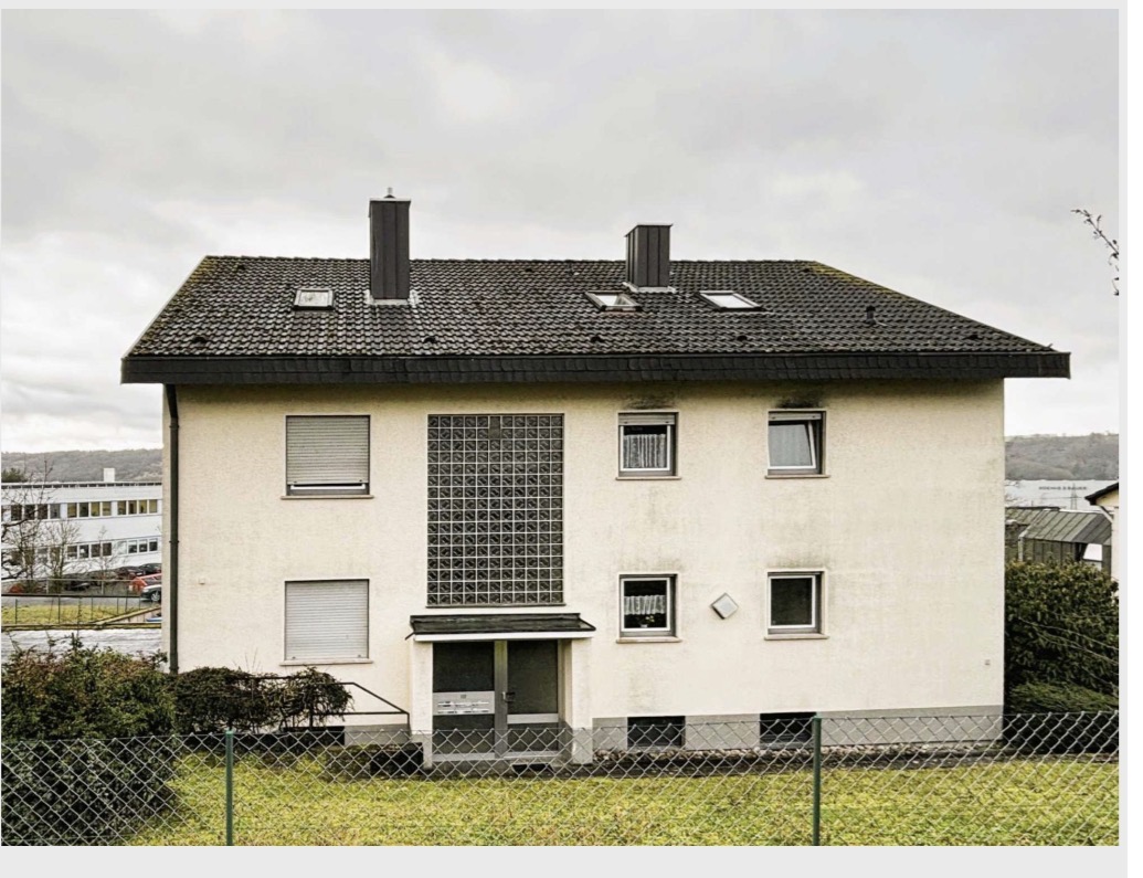 Rückansicht des Mehrfamilienhauses in Würzburg-Dürrbachau vor den Renovierungsarbeiten