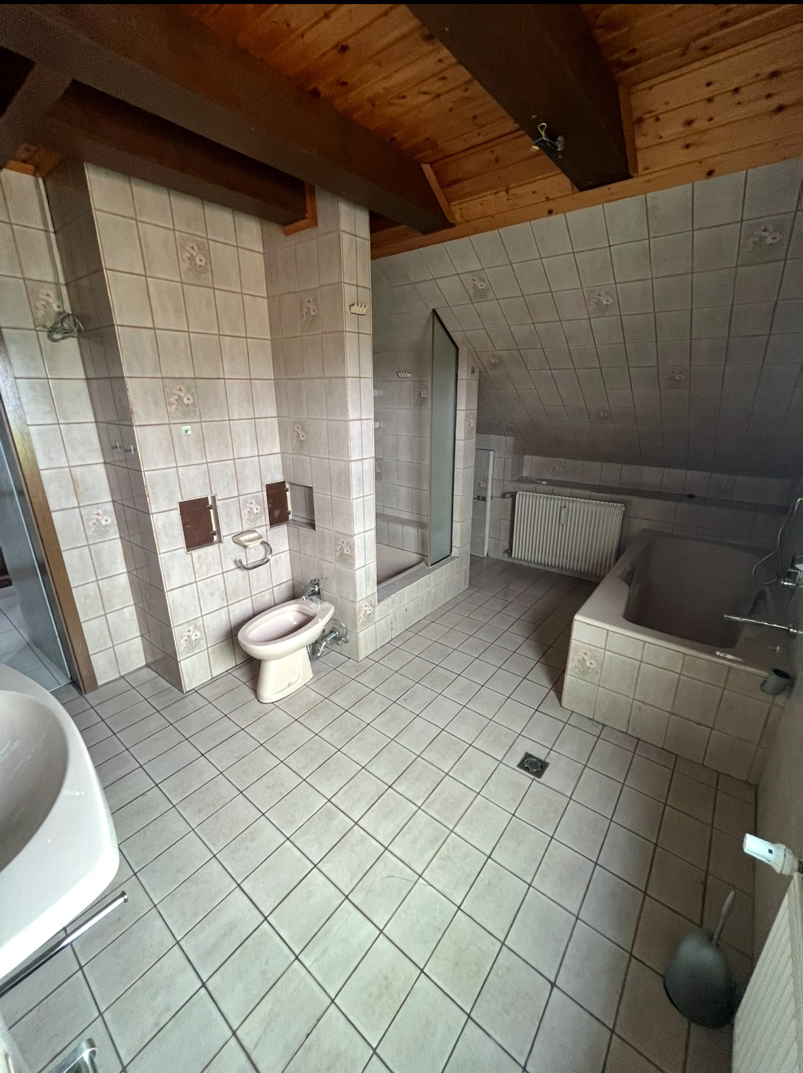 Badezimmer in Oberpleichfeld vor der Sanierung