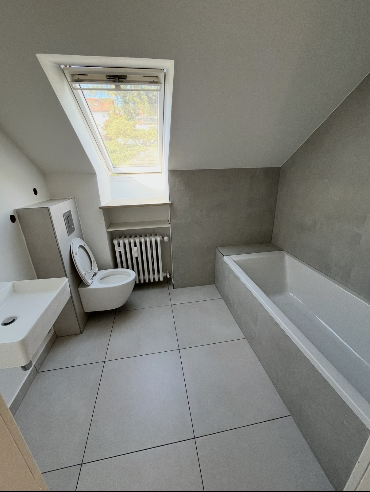 Badezimmer mit Dachschräge nach der Sanierung