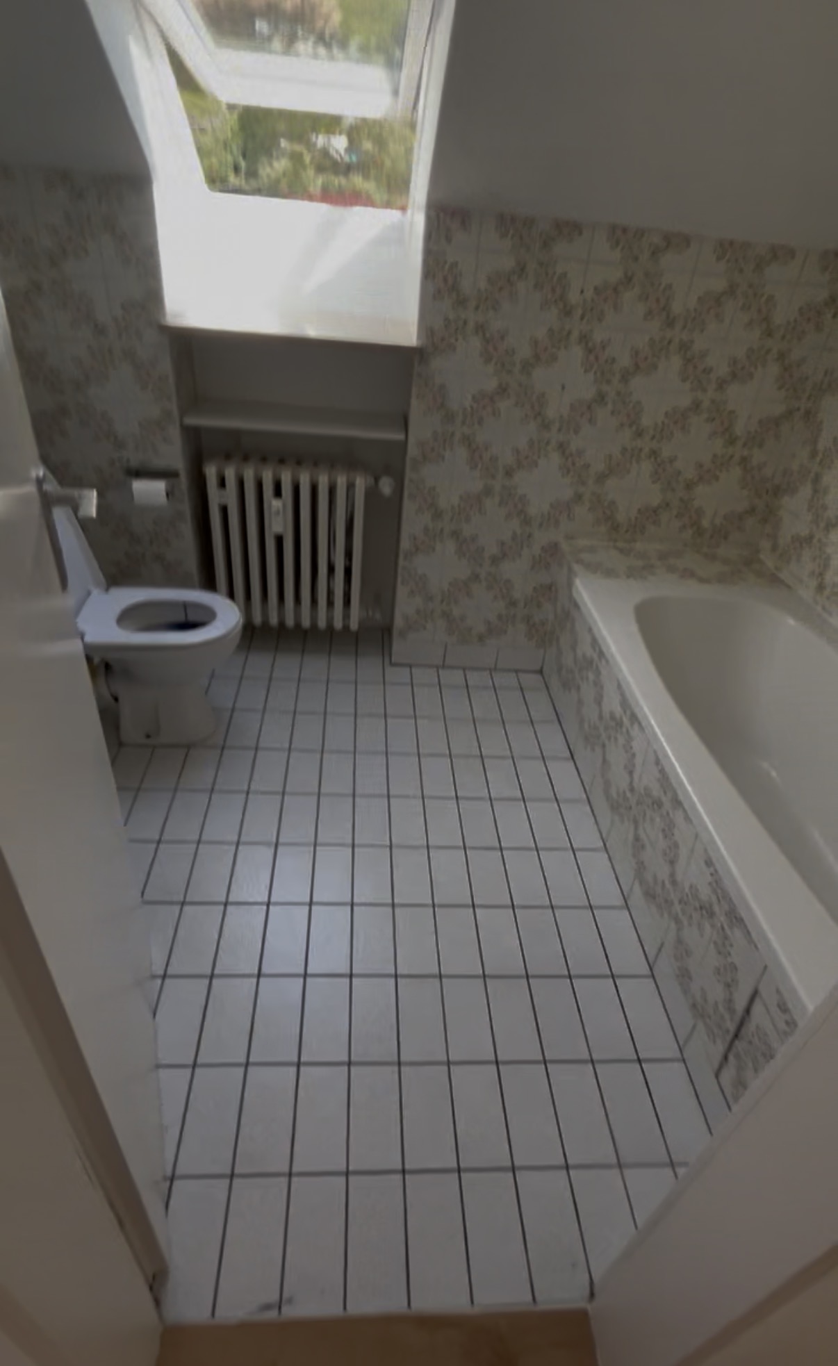 Badezimmer mit Dachschräge vor der Sanierung