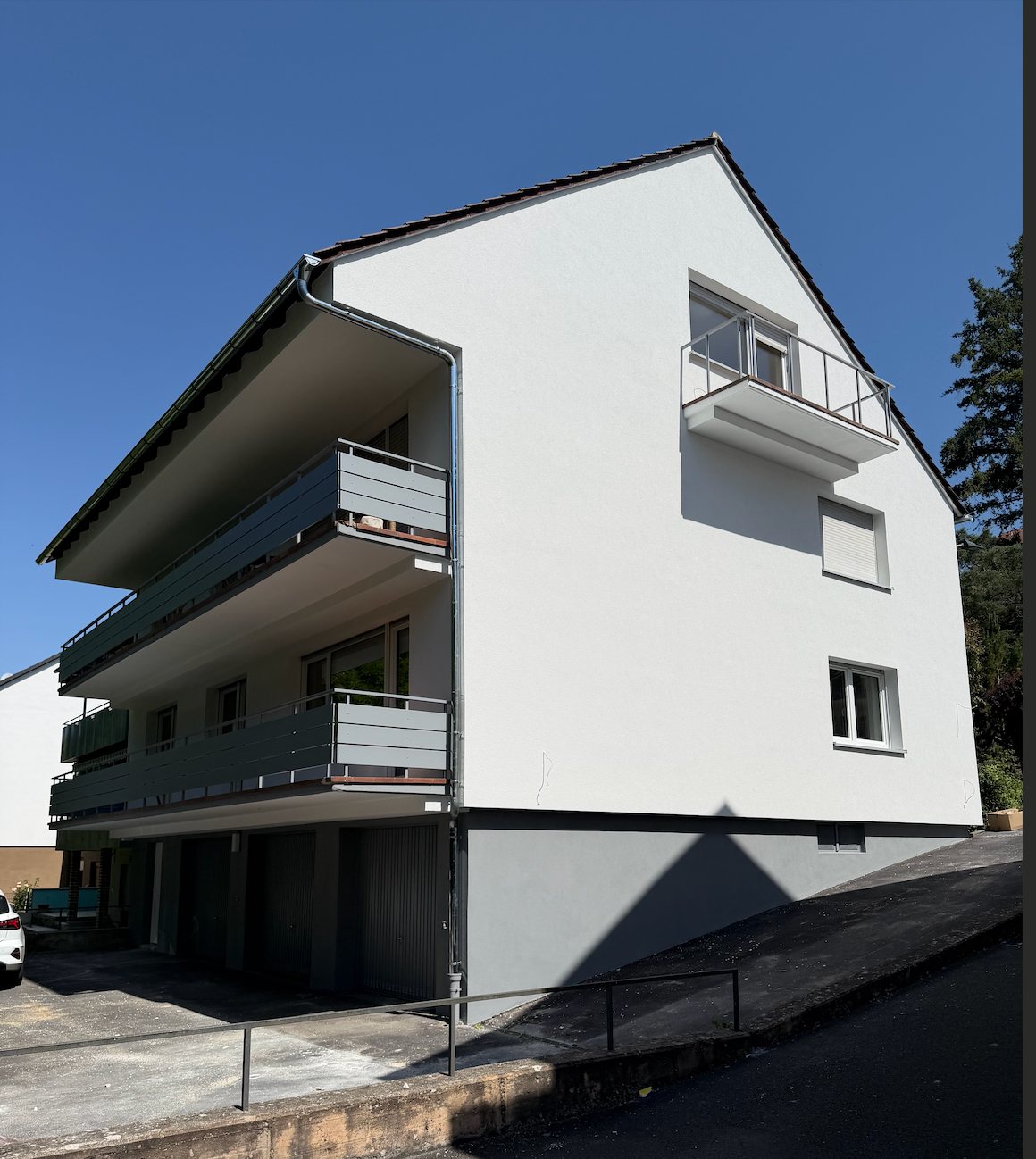 Hofseite des Mehrfamilienhauses nach der Sanierung