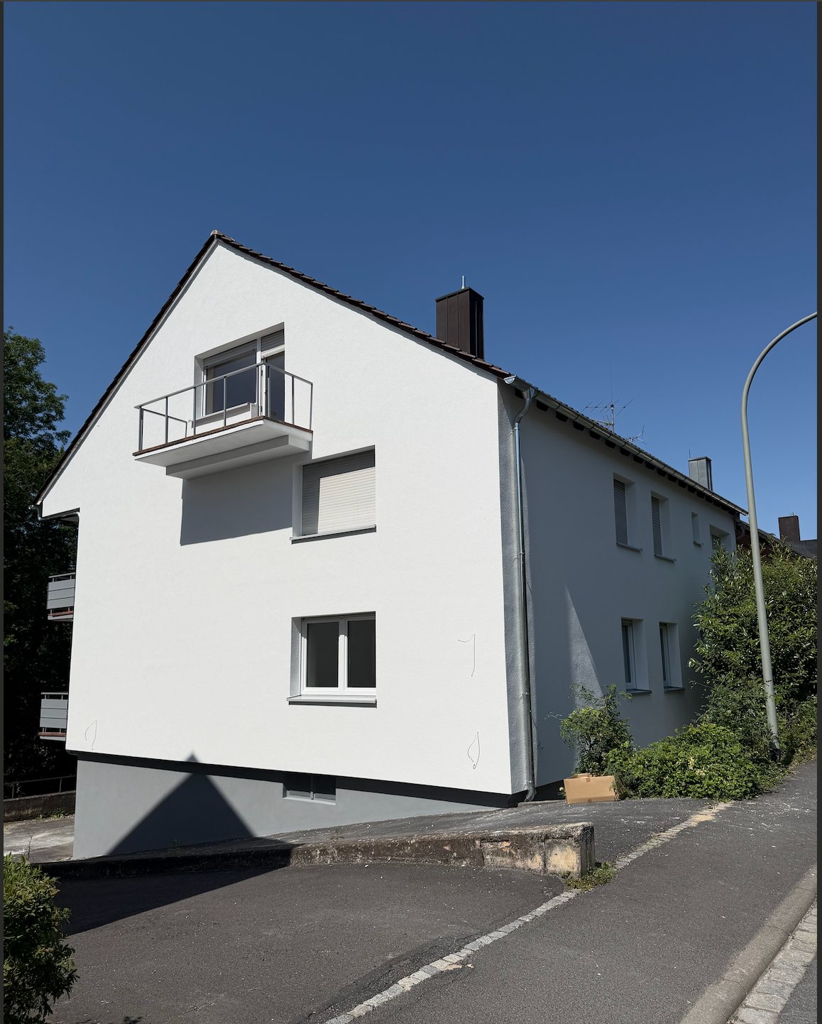 Straßenseite des Mehrfamilienhauses nach der Sanierung