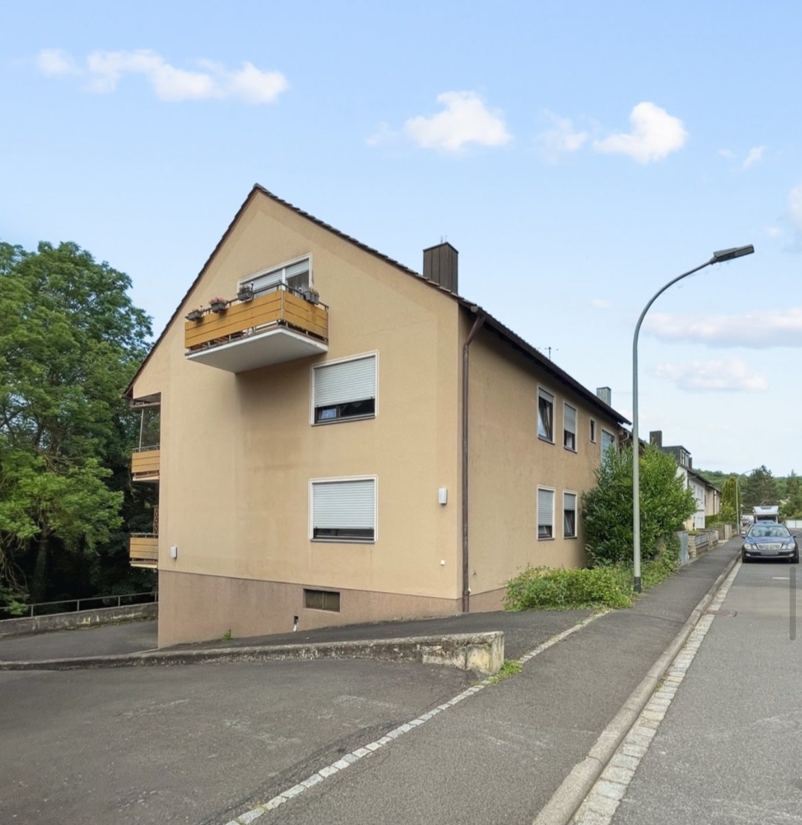 Straßenseite des Mehrfamilienhauses vor der Sanierung